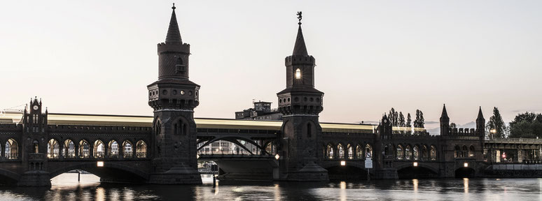 Abendaufnahme der Oberbaumbrücke in Berlin als Farbfotografie im Panorama-Format