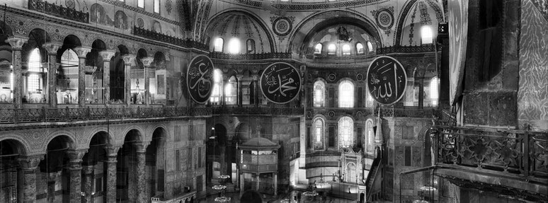 Innenaufnahme der Hagia Sophia in Istanbul, Türkei als Schwarzweißphoto im Panorama-Format