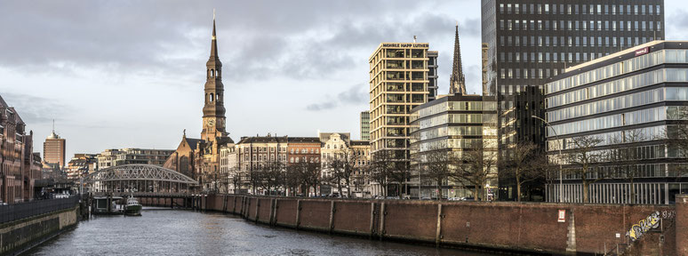 Katharinenkirche mit  Zollhafen in Hamburg als Farbphoto im Panorama-Format 