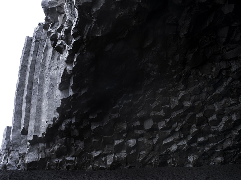 Landschaftsaufnahme von Gesteinsformationen am Strand von Vik als Farb-Photographie, Island/Iceland