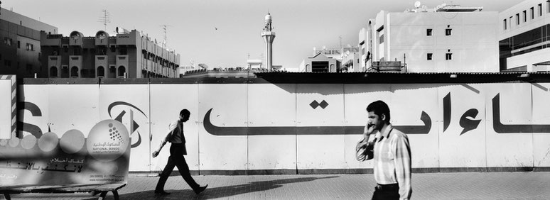 Straßenszene der Khalid Bin Al Waleed Road in Dubai als Panorama-Photographie