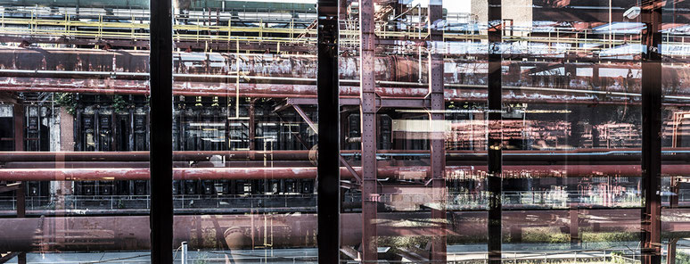 Zeche Zollverein in Essen als Farbphoto im Panorama-Format. 