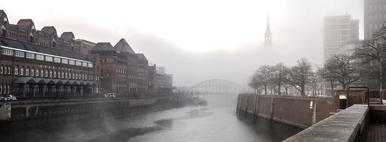 Zollhafen und St. Katharinen in Hamburg als Farbphoto im Panorama-Format. 