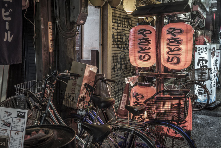 Nachtaufnahme im Vergnügungsviertel Dotombori in Osaka als Farbphotographie, Japan