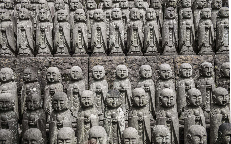 Steinfiguren im Hesedera Temple in Kamakura, Japan aus als Farbphoto