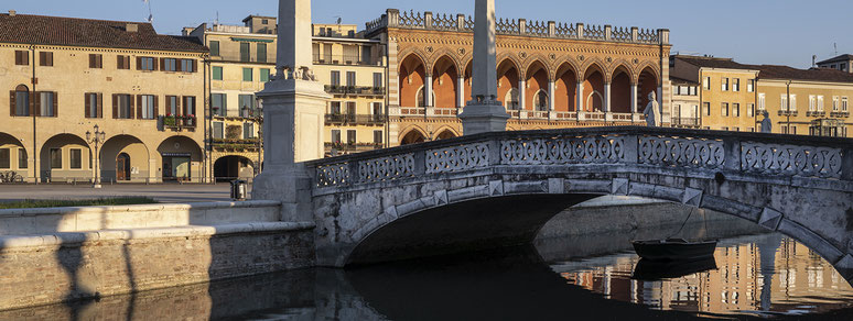 Farbphoto vom Prato della Valle in Padua im Panorama-Format