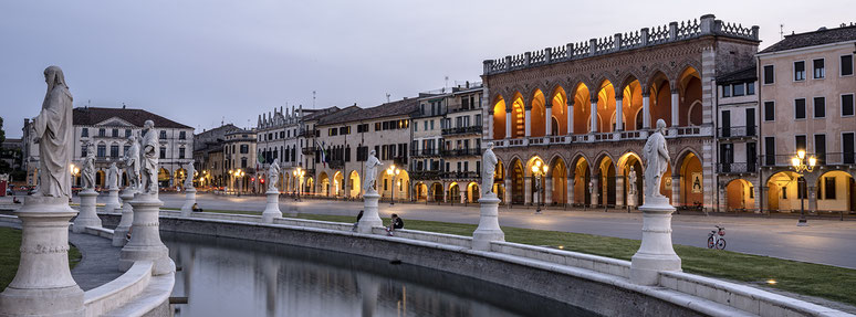 Farbphoto vom Prato della Valle in Padua im Panorama-Format