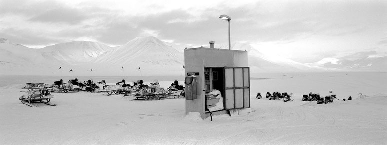 Snowscooter-Tankstelle auf Spitzbergen - Svalbard in schwarz-weiß als Panorama-Photographie