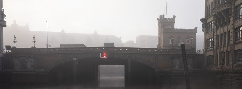 Hohe Brücke in Hamburg als Farbphoto im Panorama-Format. 