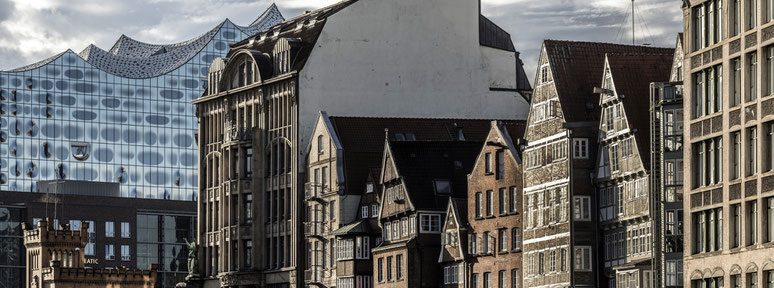 Nikoleifleet in der Altstadt mit Elbphilharmonie  in Hamburg als Farbphoto im Panorama-Format 