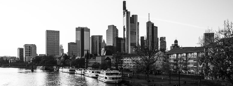 Frankfurt am Main 2020 als Schwarzweißphoto im Panorama-Format. 