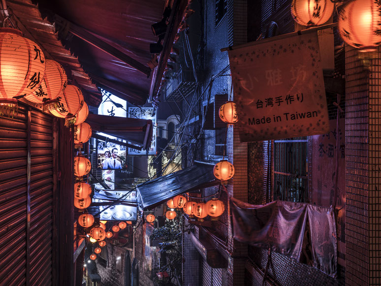 Abendaufnahme im Regen der berühmten Old Street von Jioufen (Taiwan) als Farb-Photographie