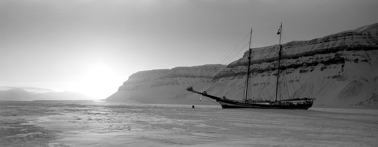 Segelschiff im Eis auf Spitzbergen - Svalbard in schwarz-weiß als Panorama-Photographie