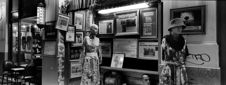 Schaufensterpuppen in Passage in Beyoglu in Istanbul, Türkei als Schwarzweißphoto im Panorama-Format