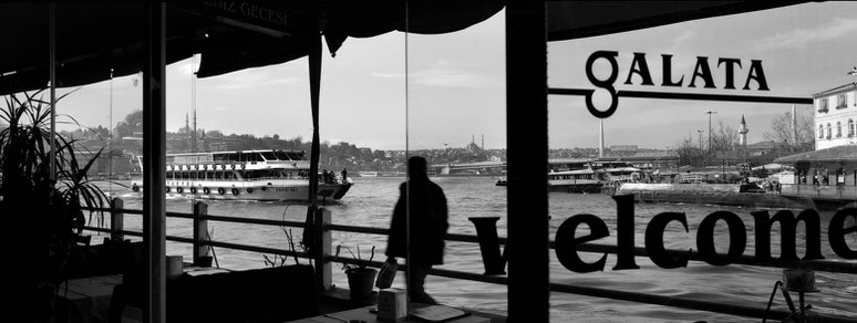 Auf der Galata Brücke in Istanbul, Türkei als Schwarzweißphoto im Panorama-Format