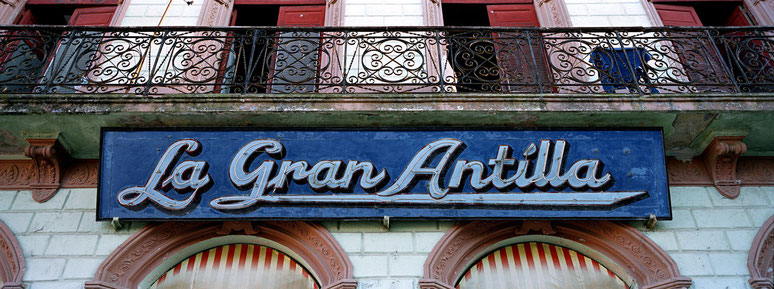 Schild "La Grand Antilla" an Hauswand in Cuba als Farbphoto im Panorama-Format