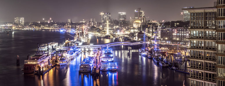 Elbe-Landungsbrücken am Abend  in Hamburg als Farbphoto im Panorama-Format 