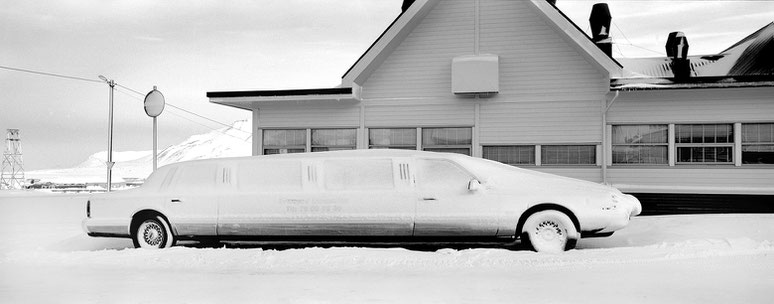 Stretchlimmo im Schnee auf Spitzbergen - Svalbard in schwarz-weiß als Panorama-Photographie