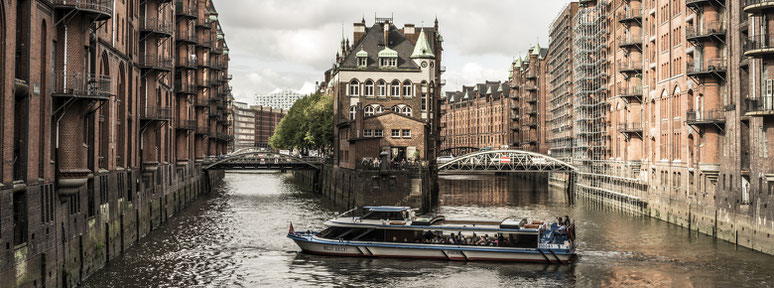 Die Speicherstadt in Hamburg als Farbphoto im Panorama-Format 