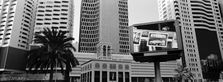 Fassaden der Baniyas Square Street in Dubai als Panorama-Photographie