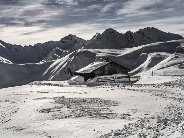 Landschaftsaufnahme der verschneiten Alpen in Samnaun, Schweiz als Farb-Photographie