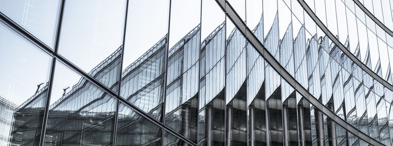 Siegelung in der Fassade des Sony-Gebäudes am Potsdamerplatz in Berlin als Farbfotografie im Panorama-Format