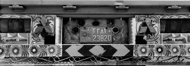 Nummernschild und Rückseite eines LKWs  in Dubai als Panorama-Photographie