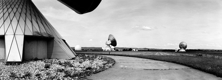 Raisting Erdfundkanlage in schwarz-weiß als Panorama-Photographie