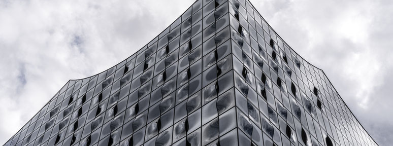 Fassade der Elbphilharmonie in Hamburg als Farbphoto im Panorama-Format. 