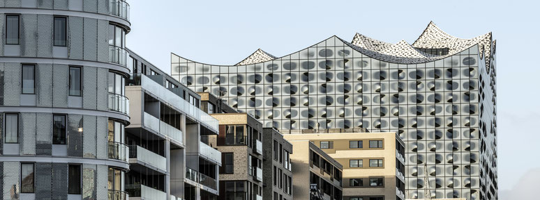 Hafencity am Kaiserkai mit Elbphilharmonie in Hamburg als Farbphoto im Panorama-Format 