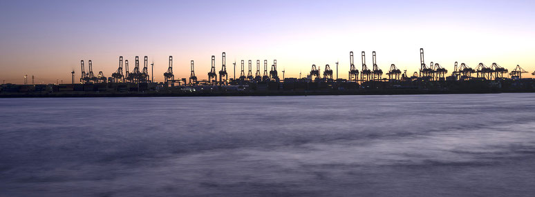 Containerhafen  in Hamburg bei Nacht als Farbphoto im Panorama-Format. 