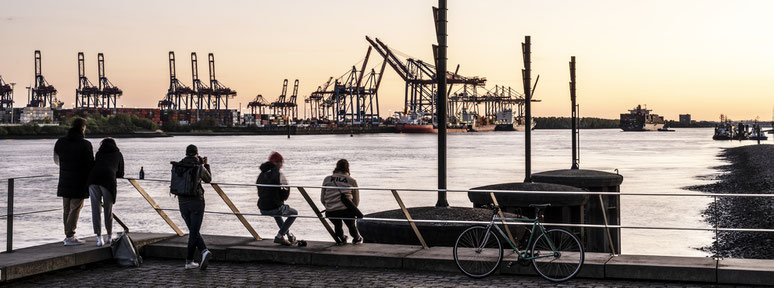 Norderelbe by night in Hamburg als Farbphoto im Panorama-Format. 