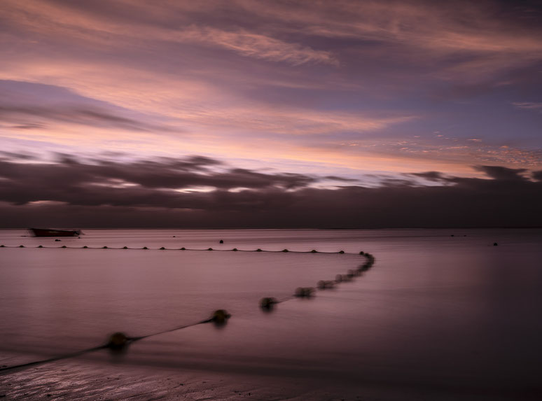 Abendaufnahme Mauritius Strand und Palmen Trou aux Biches als Farb-Photographie