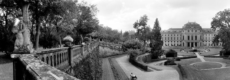 Würzburg Residenz Garten in schwarz-weiß als Panorama-Photographie