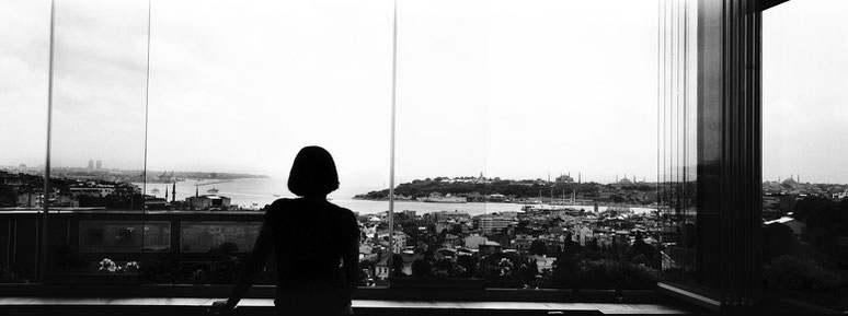 Blick über Beyoglu in Istanbul, Türkei als Schwarzweißphoto im Panorama-Format