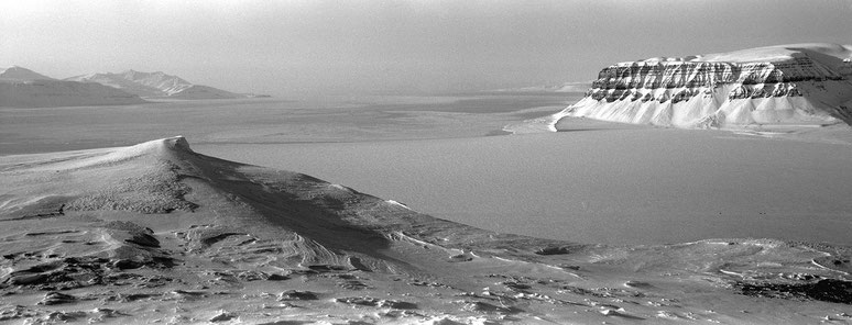Weite Fjordlandschaft im Eis auf Spitzbergen - Svalbard in schwarz-weiß als Panorama-Photographie