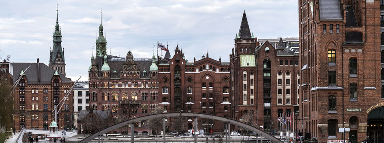 Von der Busanbrücke zur Speicherstadt Richtung Brooktorkai in Hamburg als Farbphoto im Panorama-Format 