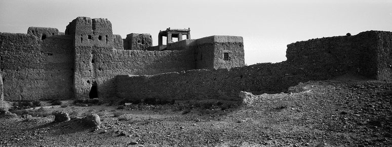 Verfallene Kasbah von Skoura in Marokko, in schwarz-weiß als Panorama-Photographie