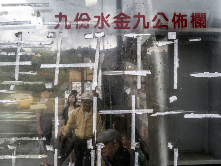 Menschen an der Bushaltestelle von Jioufen in Taiwan als Farb-Photographie