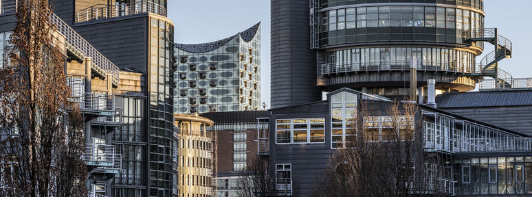 Gruner und Jahr mit Elbphilharmonie  in Hamburg als Farbphoto im Panorama-Format 