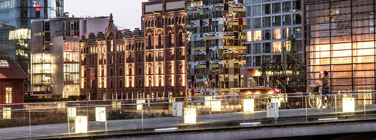 Düsseldorfer Medienhafen by night als Farbphoto im Panorama-Format. 