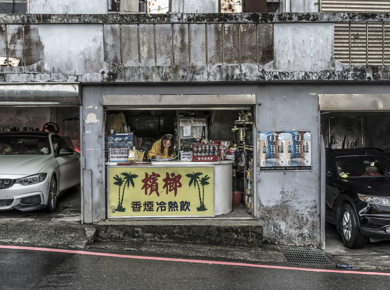 Kiosk an der Hauptstraße von Jioufen in Taiwan als Farb-Photographie