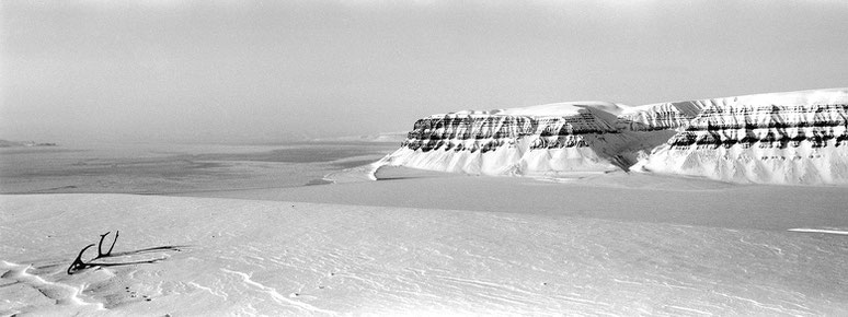 Zugefrorener Fjord auf Spitzbergen - Svalbard in schwarz-weiß als Panorama-Photographie