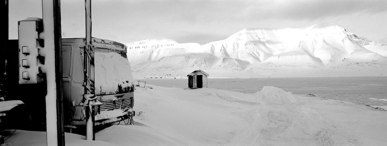 Bushaltestelle auf Spitzbergen - Svalbard in schwarz-weiß als Panorama-Photographie