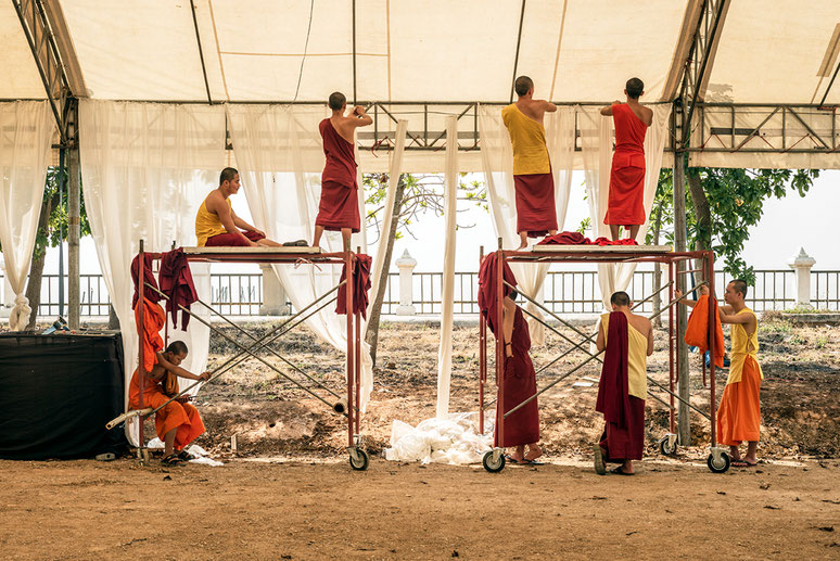 The monks at Phayao in Thailand als Farb-Photographie