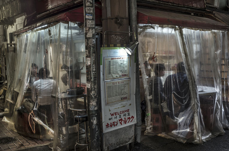 Nachtaufnahme im Vergnügungsviertel Dotombori in Osaka als Farbphotographie, Japan