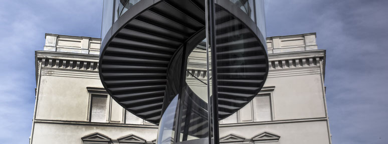 Spiegelung an der Fassade des Deutsches Historisches Museums in Berlin als Farbfotografie im Panorama-Format