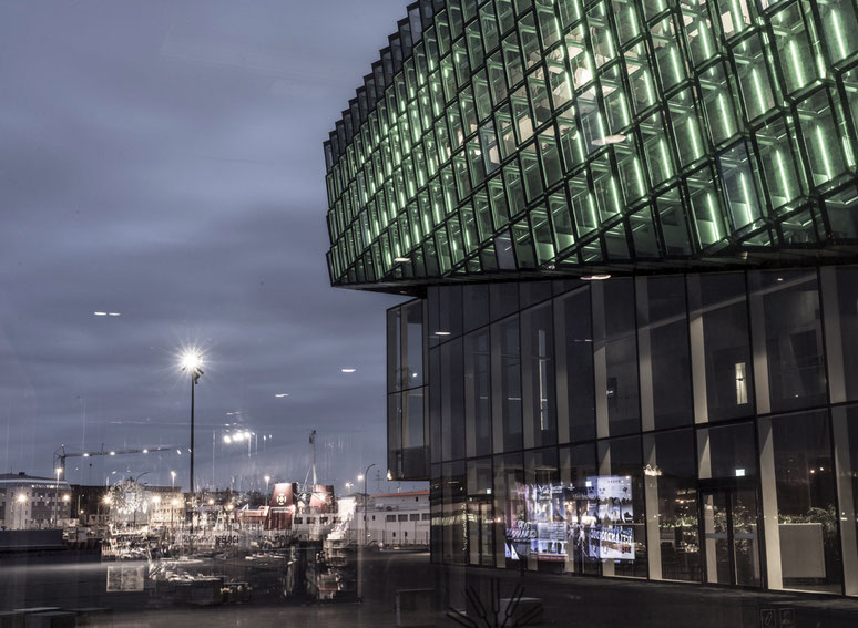 Spiegelungen im Fenster des Harpa Konzerthauses in Reykjavik als Farb-Photographie, Island/Iceland