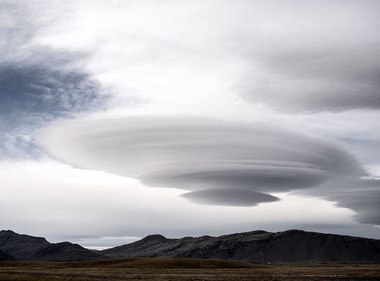 Landschaftsaufnahme in der Nähe von Skogar mit Wolke die wie ein Ufo aussieht als Farb-Photographie, Island/Iceland