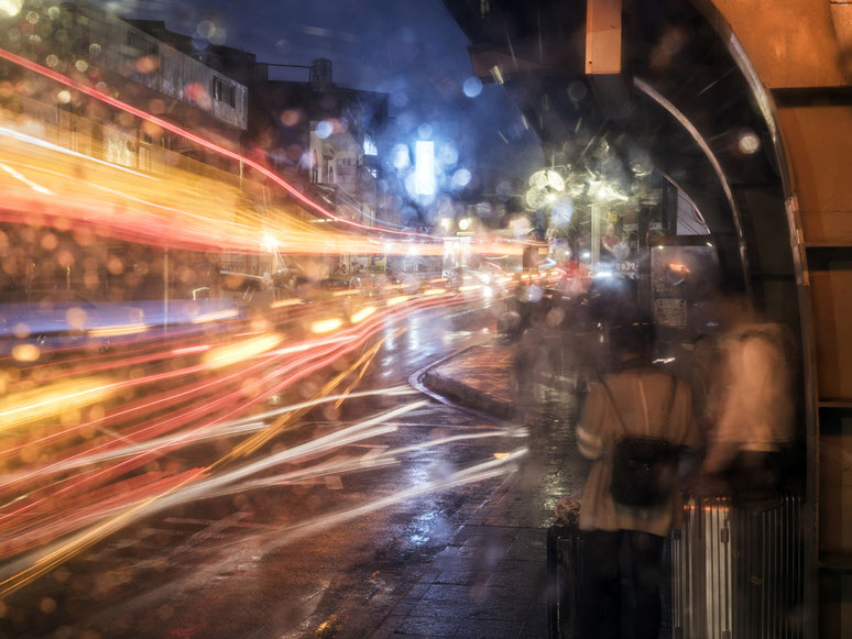 Abendaufnahme des Verkehrs an der Bushaltestelle von Jioufen in Taiwan als Farb-Photographie